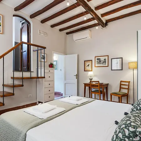 Piazza Dei Satiri Apartment *
